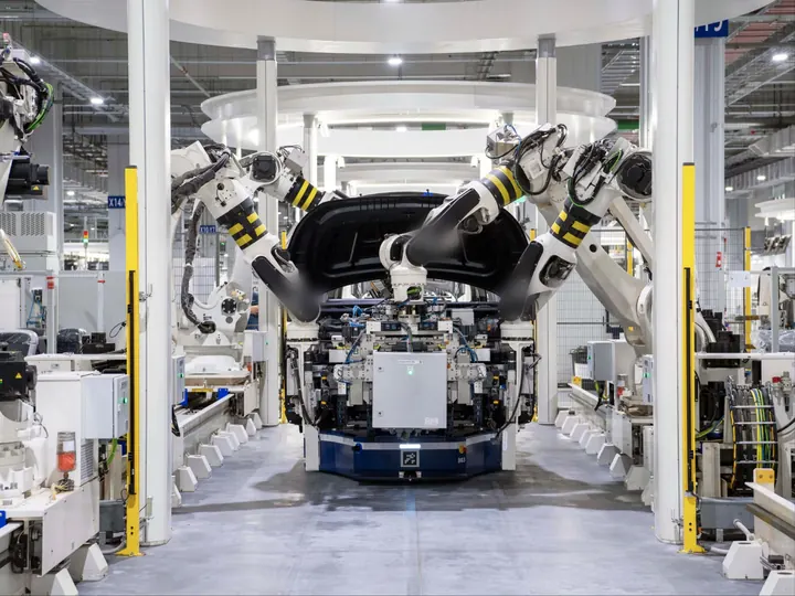 Roboter montieren Karosserieteile an einer Fahrzeugmontagelinie