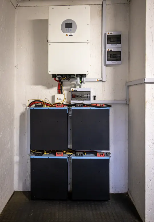 Wandmontierter Speicherwechselrichter über vier Batteriemodulen