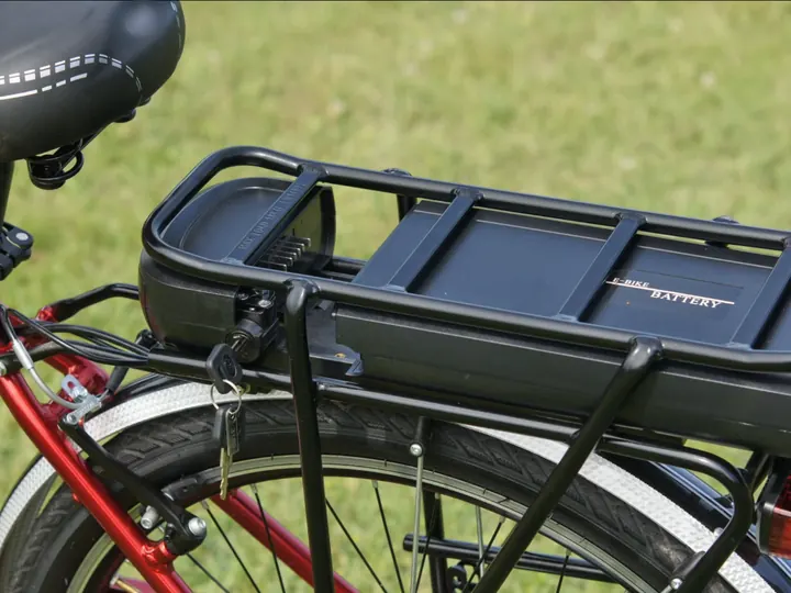 Akku auf dem Gepäckträger eines E-Bikes